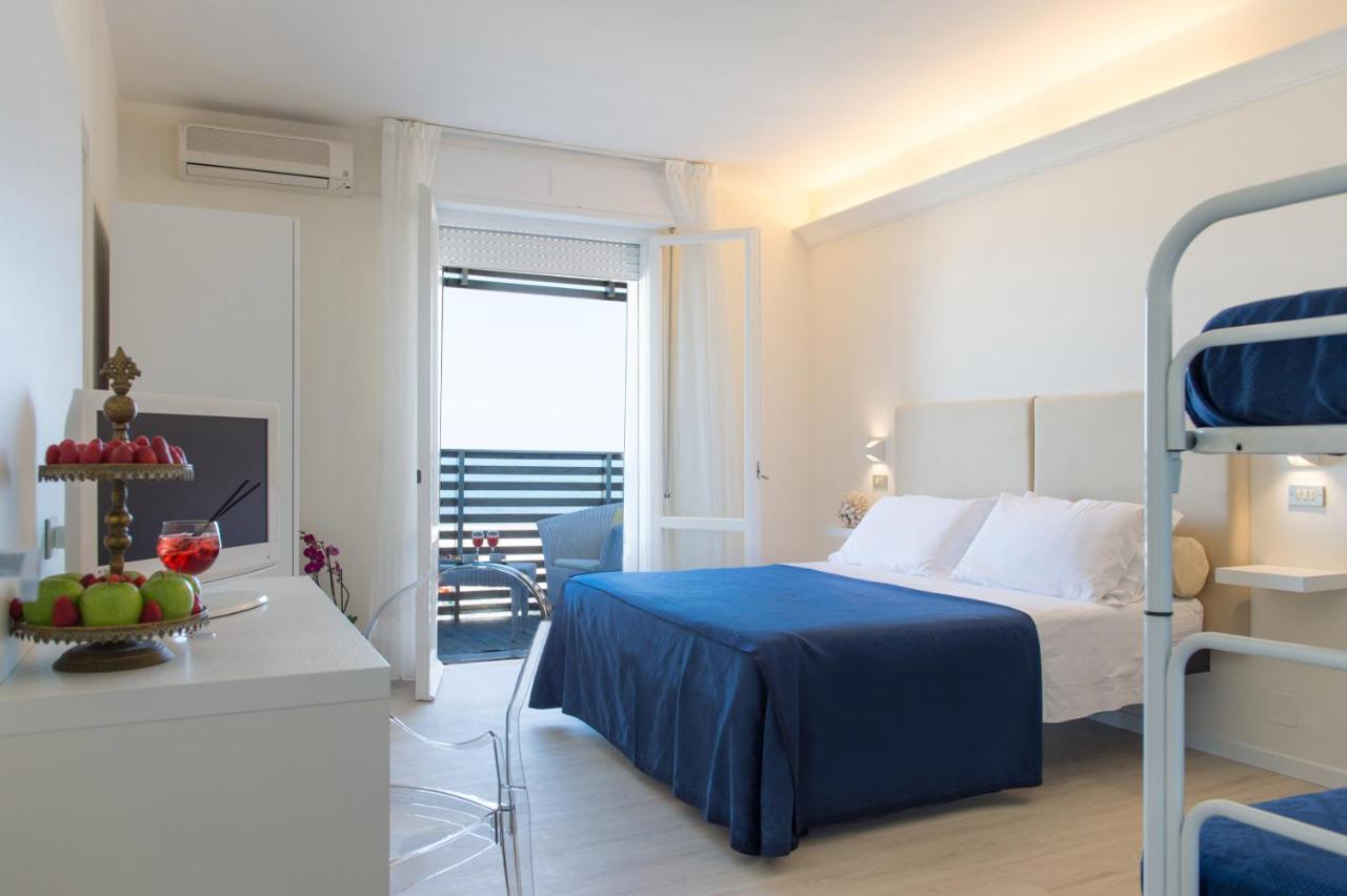 Hotel Kiss Beachfront & Restaurant 3*