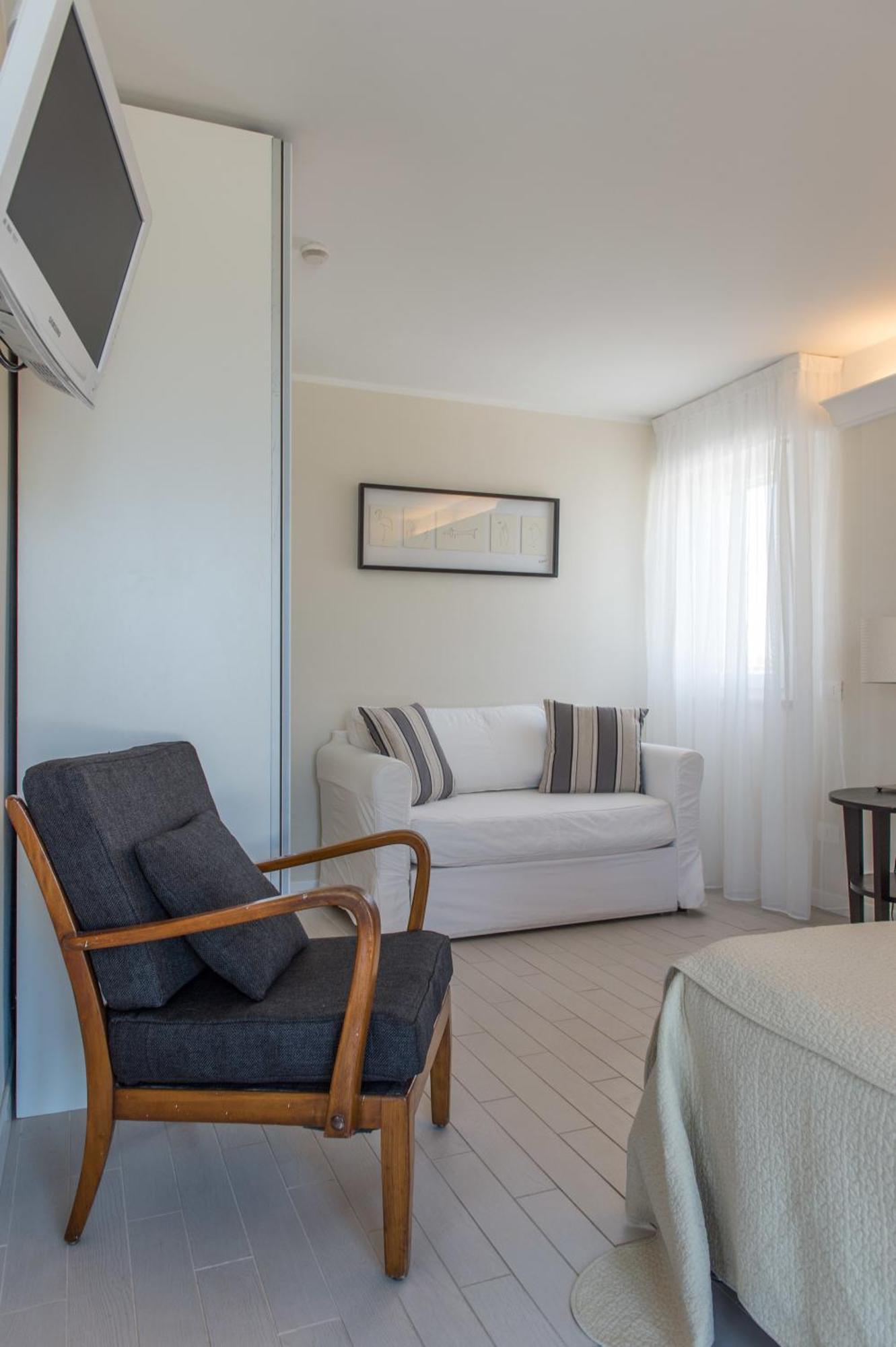 Hotel Kiss Beachfront & Restaurant 3*